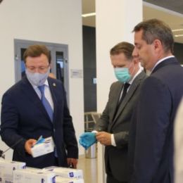 Министр здравоохранения РФ и самарский губернатор посетили выставку в технопарке
